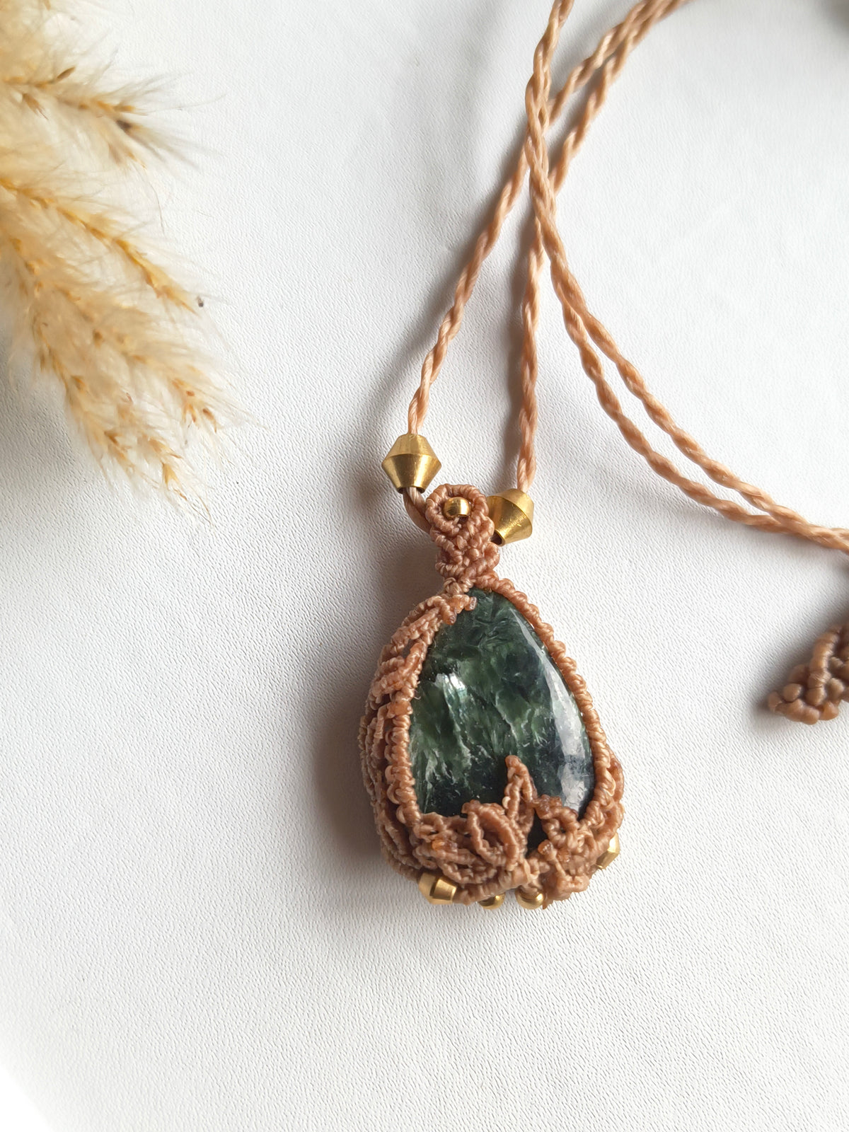 Natural seraphinite teardrop pendant necklace with lef design details