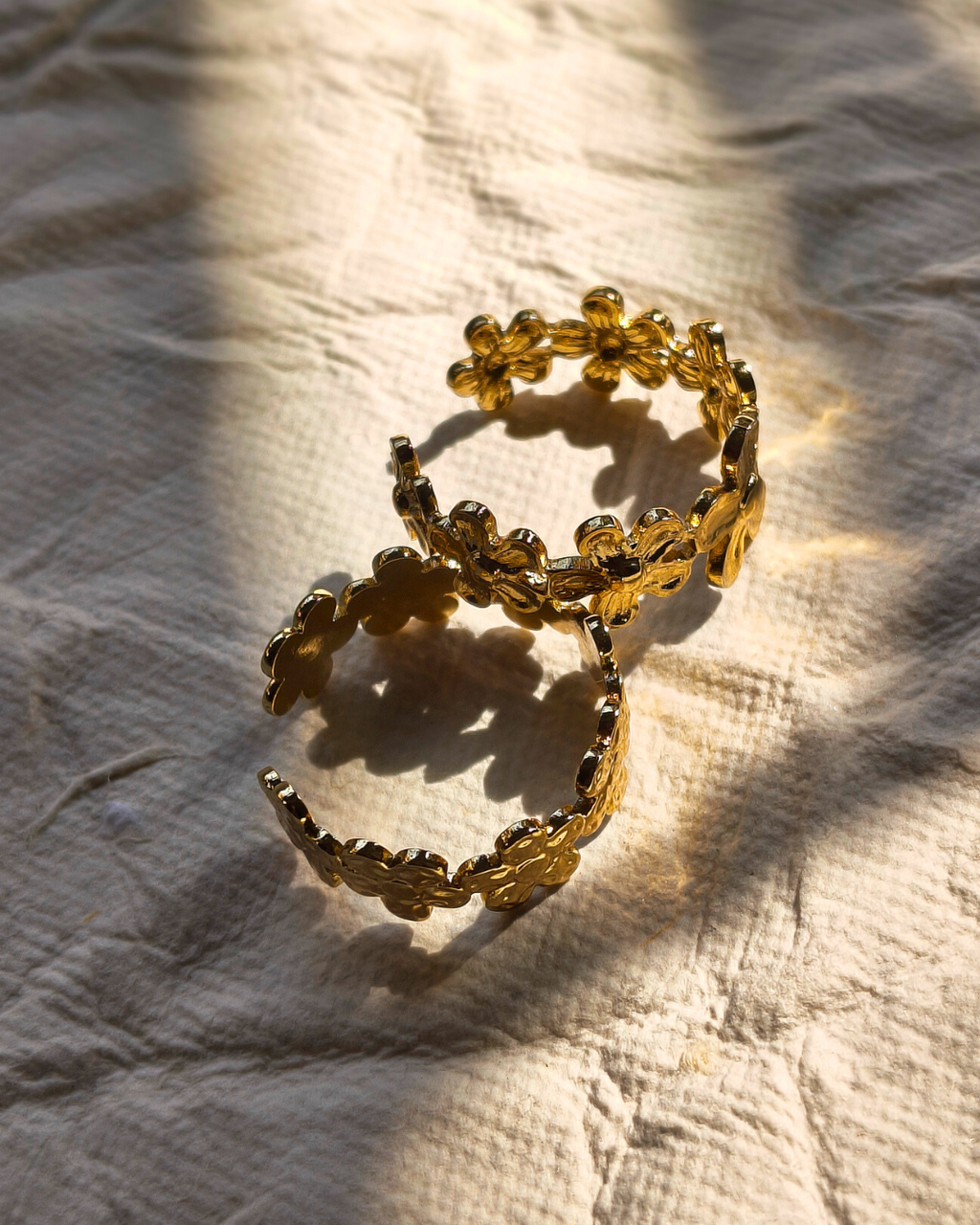 Lightweight anti tarnish floral ring suitable for everyday wear.